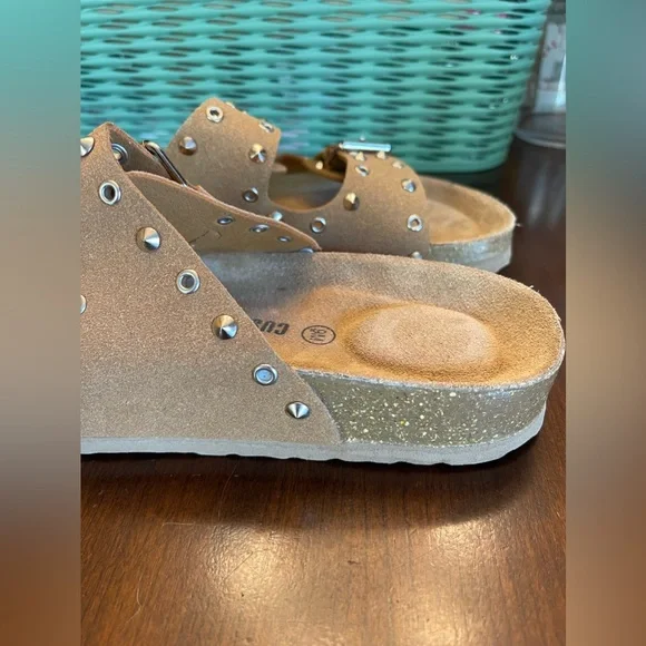 CUSHIONAIRE Women's Landon Cork footbed Sandal with comfort - Picture 7 of 11